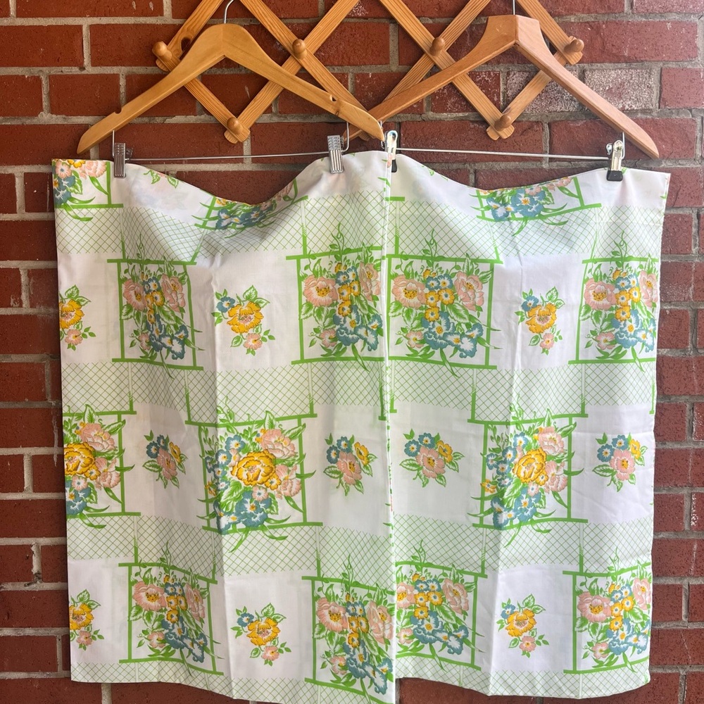 Vintage Cannon Monticello Standard Pillowcases White and Green Floral Trellis